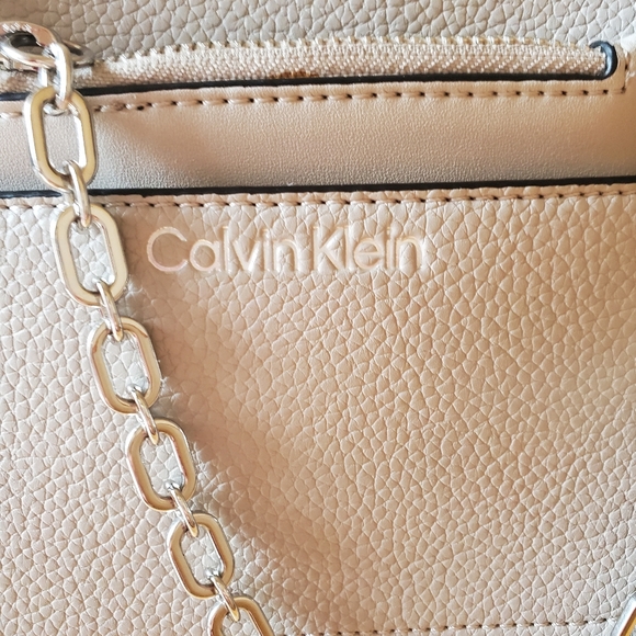 HOST PICK** CALVIN KLEIN HAND BAG - Picture 5 of 13